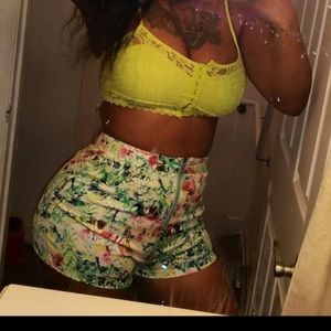 Highwaist shorts with little cute lace top